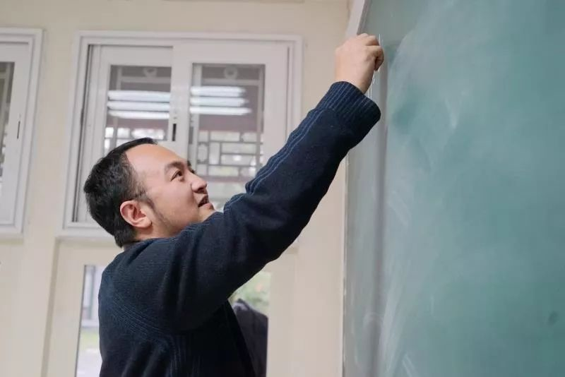 许晨阳在北京国际数学研究中心办公室